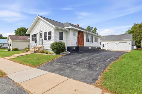 709 W North Water St, New London, WI 54961