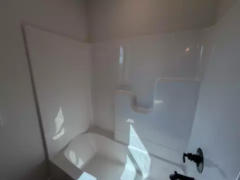 Bath - N8853 Galway Lane, Appleton, WI 54915 photo 6 of 7