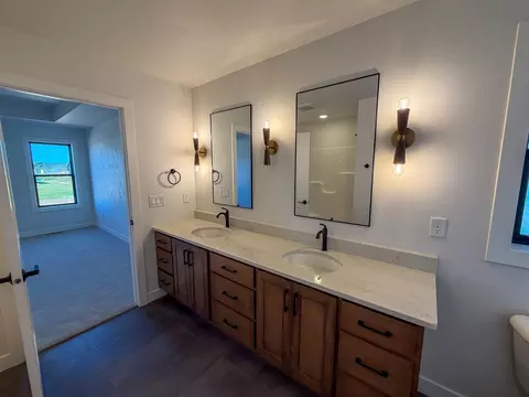Bath - N8853 Galway Lane, Appleton, WI 54915 photo 2 of 7