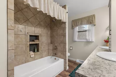 Bath - 2115 N Birchwood Ave, Appleton, WI 54914 photo 1 of 5