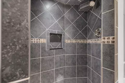 Bath - 2115 N Birchwood Ave, Appleton, WI 54914 photo 4 of 5