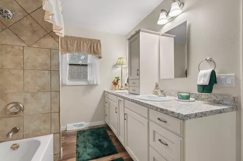 Bath - 2115 N Birchwood Ave, Appleton, WI 54914 photo 2 of 5