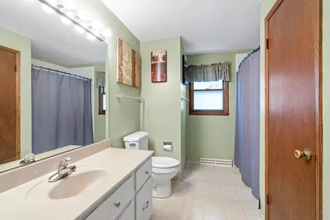 Bath - 415 S Midpark Dr, Appleton, WI 54915 photo 1 of 2
