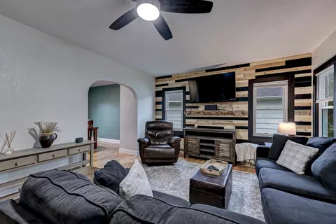 Living - 727 N Bennett St, Appleton, WI 54914 photo 1 of 3