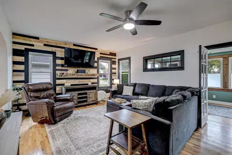 Living - 727 N Bennett St, Appleton, WI 54914 photo 2 of 3