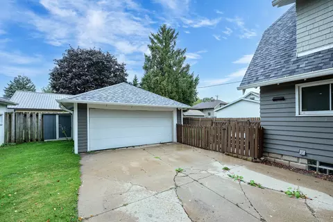 Exterior - 727 N Bennett St, Appleton, WI 54914 photo 4 of 10