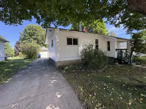 38 18th St, Clintonville, WI 54929