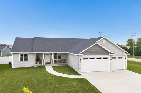 Exterior - 3309 E Aquamarine Ave, Appleton, WI 54913 photo 7 of 8