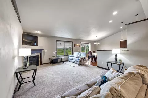 Living - 3309 E Aquamarine Ave, Appleton, WI 54913 photo 2 of 3