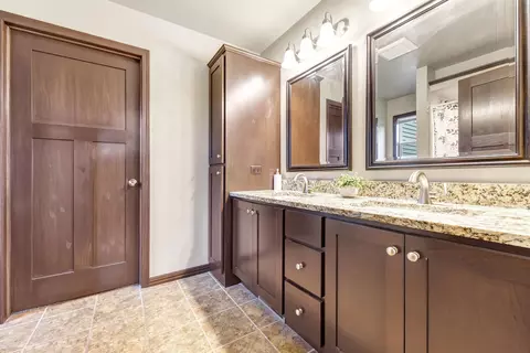 Bath - 3309 E Aquamarine Ave, Appleton, WI 54913 photo 2 of 4