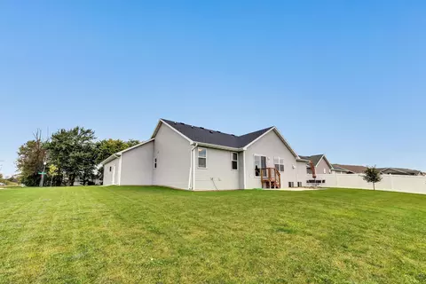 Exterior - 3309 E Aquamarine Ave, Appleton, WI 54913 photo 3 of 8