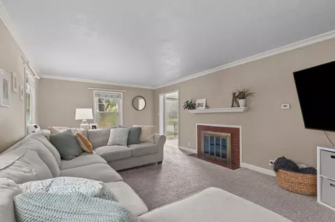 Living - 165 River Dr, Appleton, WI 54915 photo 2 of 6