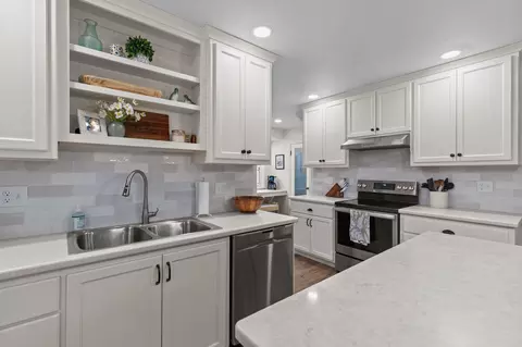Kitchen - 165 River Dr, Appleton, WI 54915 photo 5 of 8