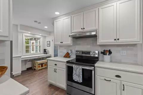 Kitchen - 165 River Dr, Appleton, WI 54915 photo 6 of 8