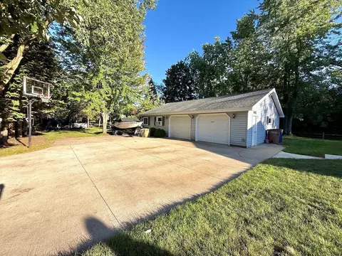 Exterior - 2829 Sheldon Dr, Oshkosh, WI 54904 photo 6 of 7