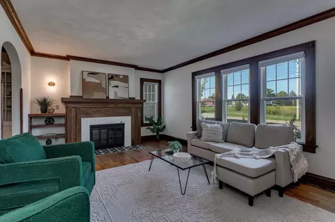 Living - 1712 N Drew St, Appleton, WI 54911 photo 1 of 8