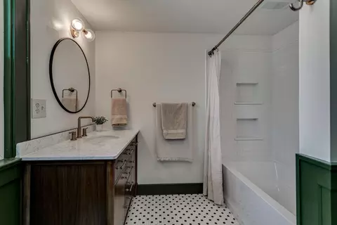 Bath - 1712 N Drew St, Appleton, WI 54911 photo 4 of 5