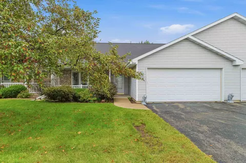 456 Wyldewood Dr #B, Oshkosh, WI 54904