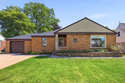 1019 Redwood Dr, Green Bay, WI 54304