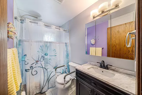 Bath - 506 S Midpark Dr, Appleton, WI 54915 photo 2 of 2