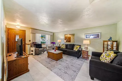 Living - 506 S Midpark Dr, Appleton, WI 54915 photo 2 of 3