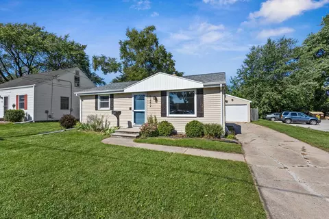 1242 Lore Ln, Green Bay, WI 54303