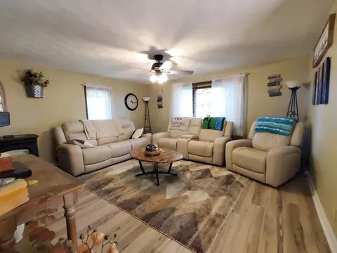 Living - 5001 N Mccarthy Rd, Appleton, WI 54913 photo 1 of 5