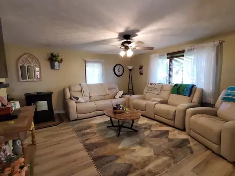 Living - 5001 N Mccarthy Rd, Appleton, WI 54913 photo 2 of 5