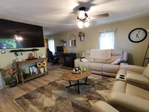 Living - 5001 N Mccarthy Rd, Appleton, WI 54913 photo 3 of 5