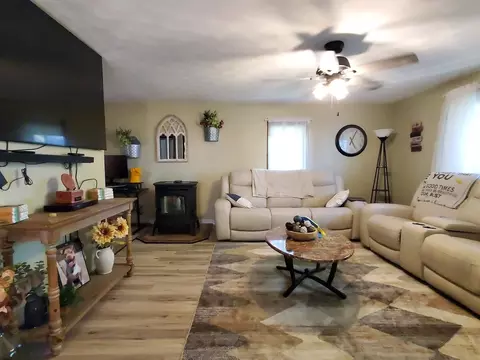 Living - 5001 N Mccarthy Rd, Appleton, WI 54913 photo 4 of 5