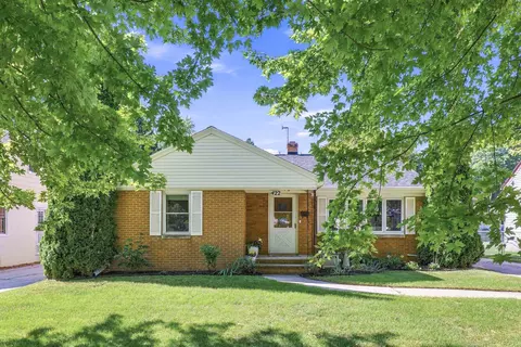 422 E Mission Rd, Green Bay, WI 54301