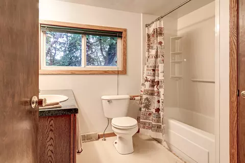Bath - 4939 N Meade St, Appleton, WI 54913 photo 1 of 2