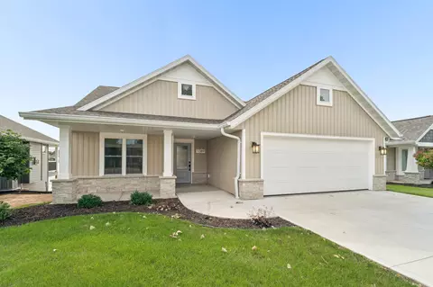 1389 Prairie Lake Cir, Neenah, WI 54956