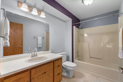 Bath - 901 E Windfield Pl #B, Appleton, WI 54911 photo 2 of 4
