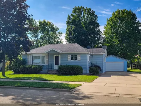 301 W Howard St, Manawa, WI 54949
