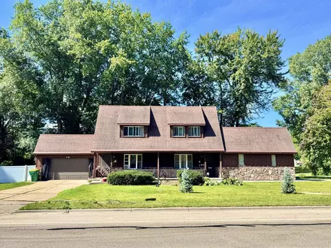 1940 Wood Ln, Green Bay, WI 54304