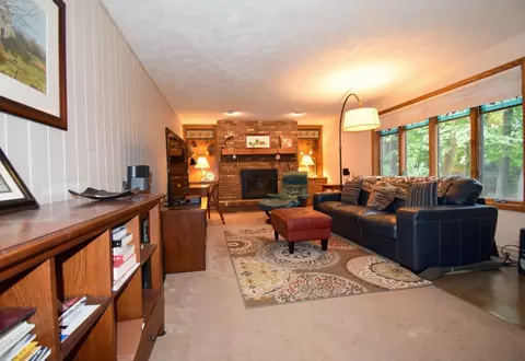 Living - 3316 S White Birch Ln, Appleton, WI 54915 photo 2 of 3