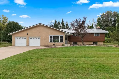 1529 Lakeview Dr, Green Bay, WI 54313