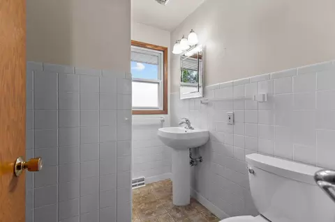 Bath - 1229 E Pershing St, Appleton, WI 54911 photo 5 of 10