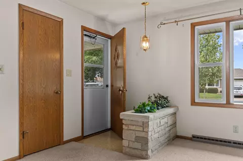 Entry Way - 1229 E Pershing St, Appleton, WI 54911 photo 2 of 7