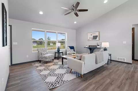Living - 538 Riverview Dr, Berlin, WI 54923 photo 2 of 4