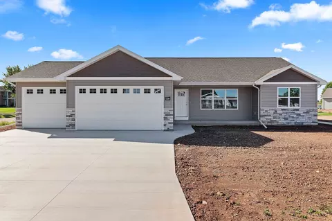 530 Willow Ct, New London, WI 54961