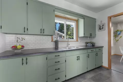 Kitchen - 419 S Arlington St, Appleton, WI 54915 photo 4 of 5
