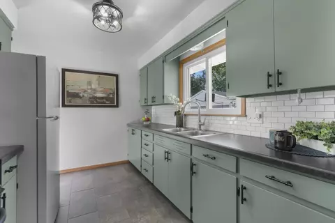 Kitchen - 419 S Arlington St, Appleton, WI 54915 photo 2 of 5