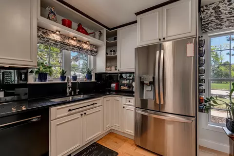 Kitchen - 1701 S Hillcrest Dr, Appleton, WI 54914 photo 4 of 5