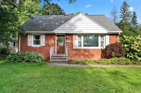 2316 Meadow Ln, Green Bay, WI 54301