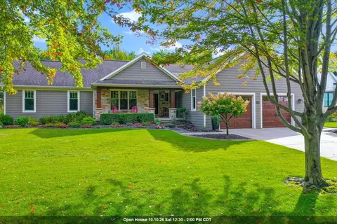 1000 Crown Pointe Cir, Suamico, WI 54173
