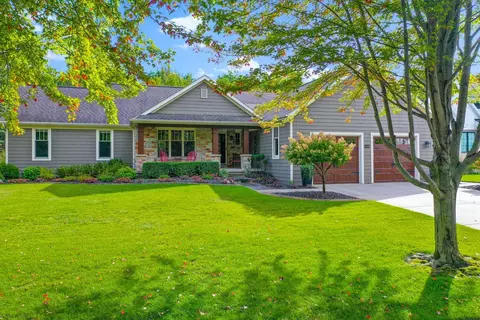 1000 Crown Pointe Cir, Suamico, WI 54173