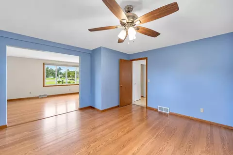 Living - 127 W Capitol Dr, Appleton, WI 54911 photo 4 of 4