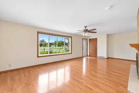 Living - 127 W Capitol Dr, Appleton, WI 54911 photo 2 of 4